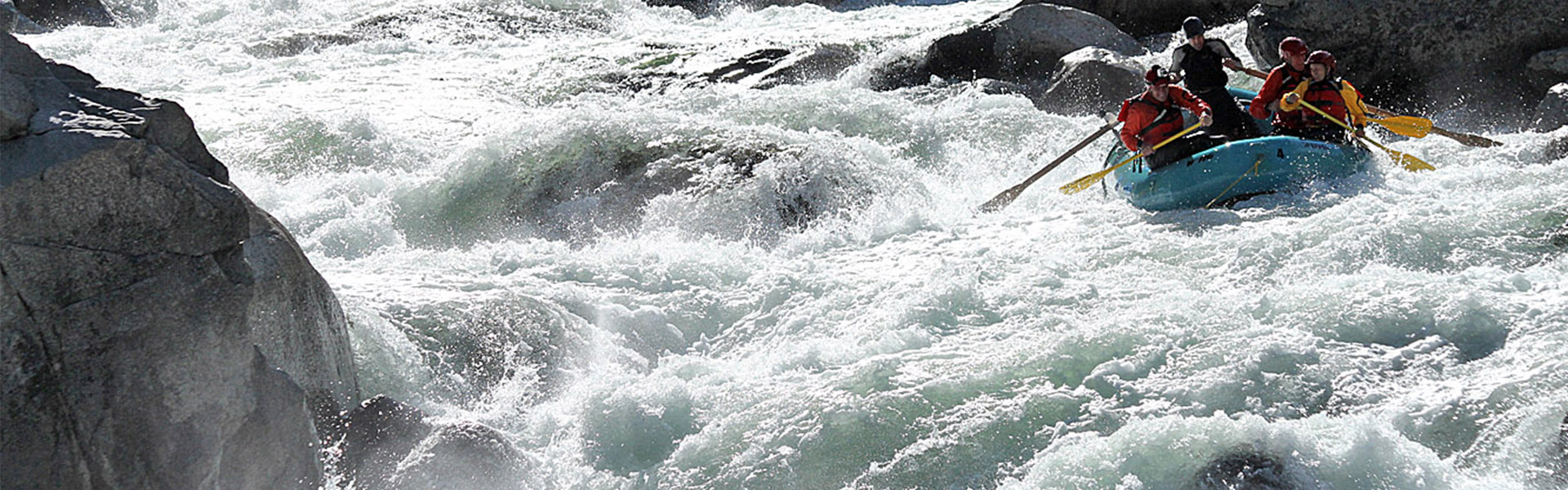 Люди это бурные реки. Rapids. Rapids in the River. Tornionjoki Rapids. Фото рядом с порогами водными.